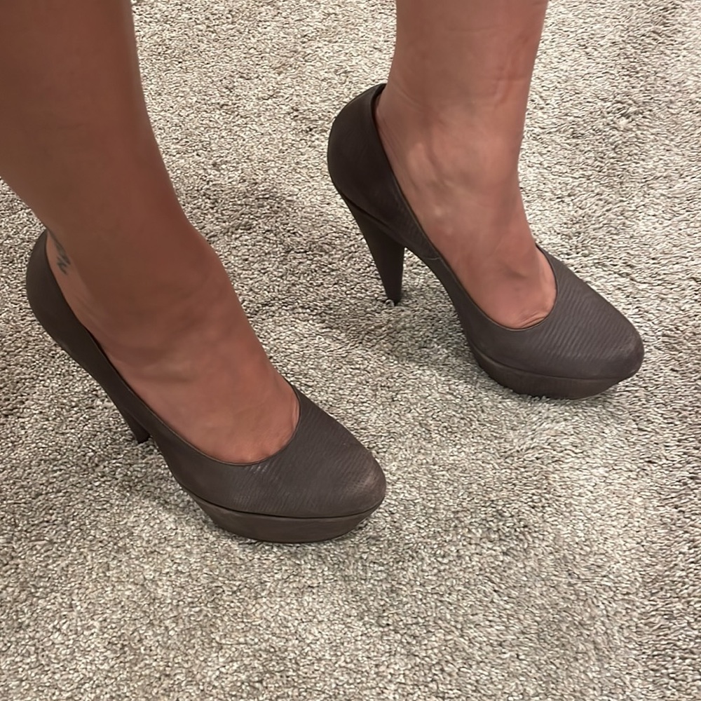 Yves Saint Laurent Gray Snakeskin Platform Pumps size 38